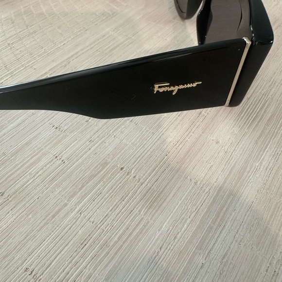 Ferragamo Sunglasses - Picture 4 of 7